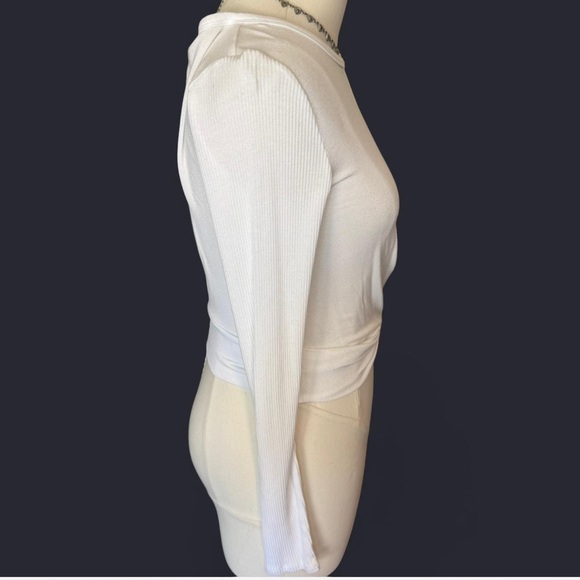 Alo Yoga white/off white long sleeve top twist front ribbed sleeves & logo back - Picture 3 of 8